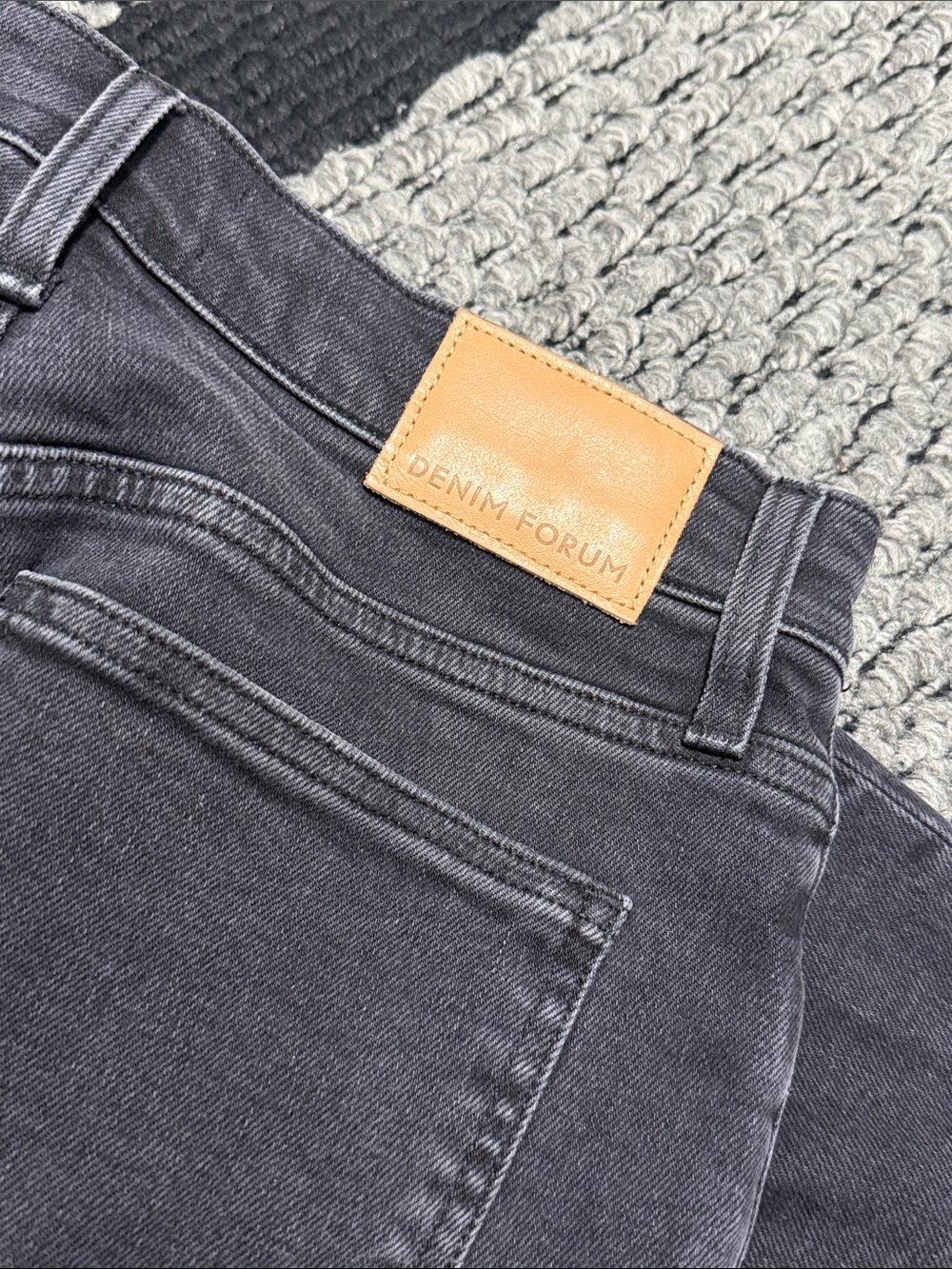 Denim Forum Arlo Hi Rise Cuff Straight Leg Jeans Sz 28 Washed Black Classic - Picture 6 of 9